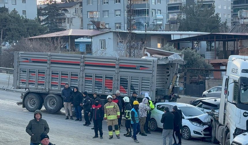 Hatay'da zincirleme trafik kazası: 11 araç birbirine girdi!
