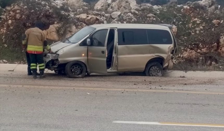 Hatay'da hafif ticari araçla panelvanın çarpışması sonucu 6 kişi yaralandı