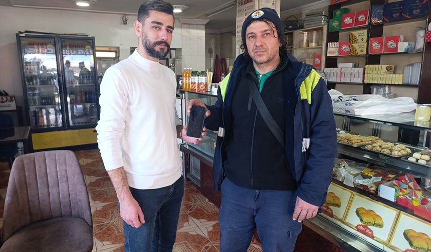 Adana'da temizlik işçisi parkta bulduğu cep telefonunu sahibine ulaştırdı