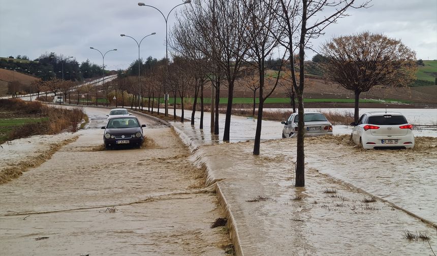 Adana'da kuvvetli yağış hayatı olumsuz etkiledi