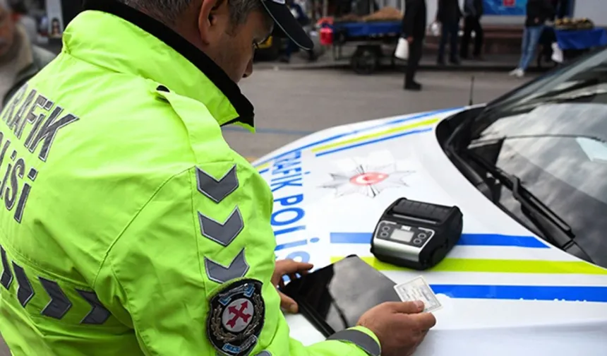 Hatay'da trafiği tehlikeye düşüren motosiklet sürücüsüne 45 bin 693 lira ceza