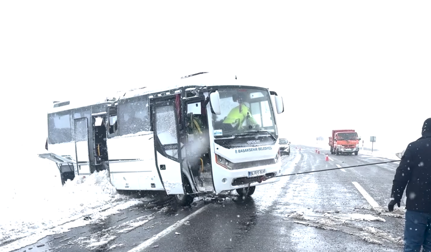Cenazeye gidenleri taşıyan midibüs devrildi, 22 kişi yaralandı