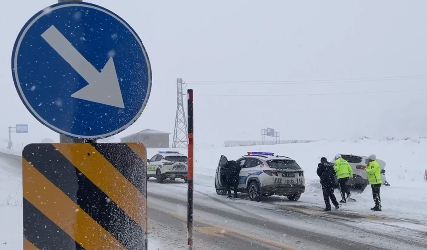 Refüje çarpan otomobildeki 3 kişi yaralandı