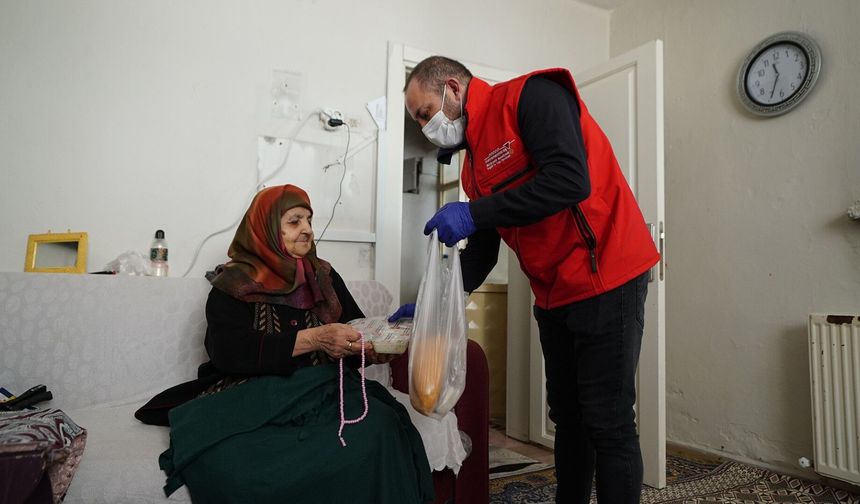 Kahramanmaraş'ta Gönüllere Dokunan Hizmet: Büyükşehir’den Yalnız Yaşayan Ulu Çınarlara Sıcak Sofra