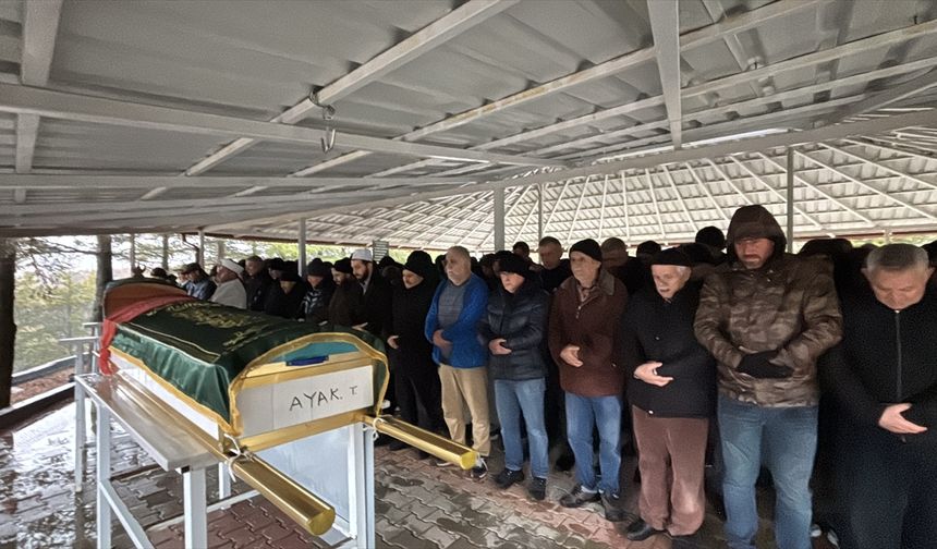 Antalya'daki trafik kazasında ölen anne ve kızının cenazesi toprağa verildi