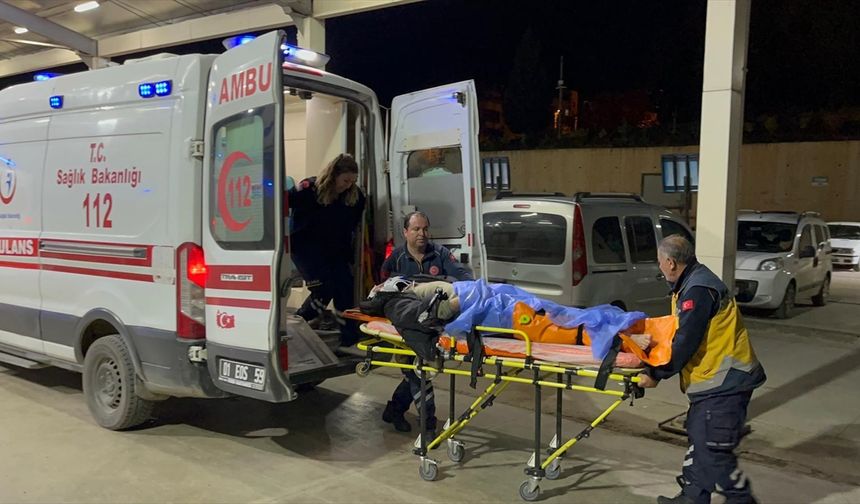 Adana'da iki otomobilin çarpıştığı kazada doktor dahil 2 kişi yaralandı