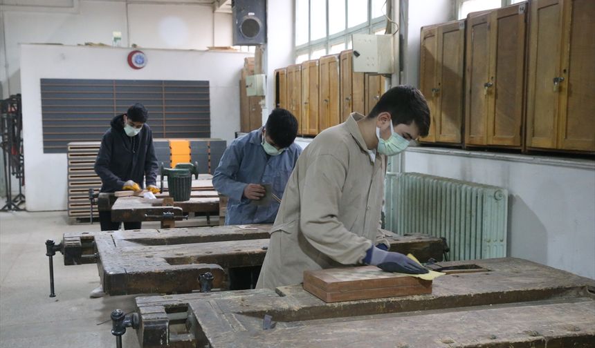 Kahramanmaraş'ta Meslek Lisesi Öğrencileri Depreme Rağmen Üretimi Sürdürüyor