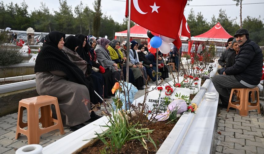 Kahramanmaraş'ta yakınlarını kaybedenler Kapıçam Şehir Mezarlığı'nı ziyaret ediyor