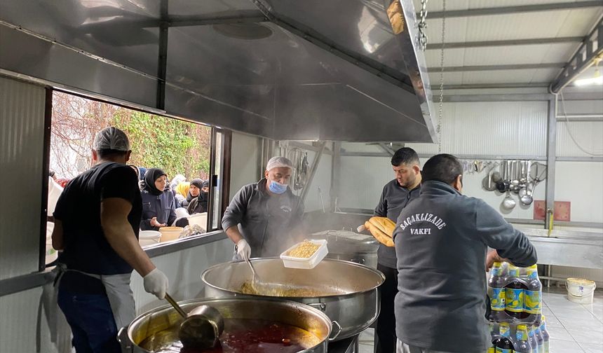 Kahramanmaraş'ta 33 yıllık Saçaklızade Vakfı günlük 3 bin aileye iftar yemeği ulaştırıyor