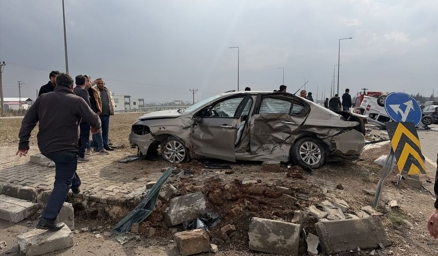 Adıyaman'da otomobil ile hafif ticari aracın çarpıştığı kazada 6 kişi yaralandı