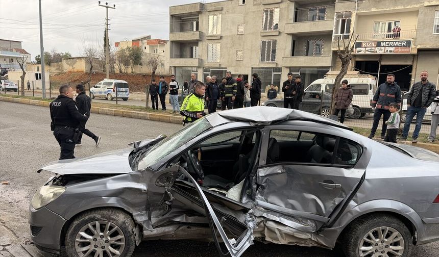 Adıyaman'da park halindeki araca çarpan otomobildeki 3 kişi yaralandı