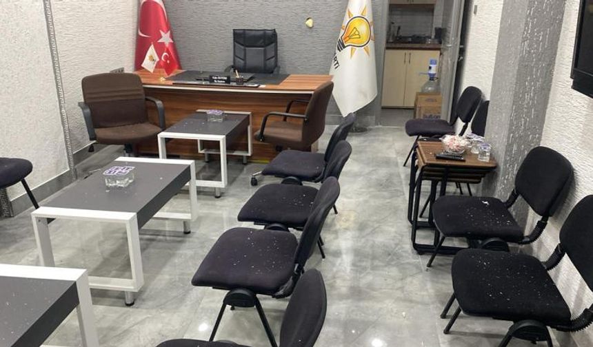 Balıkesir'de AK Parti binasına taşlı saldırı düzenlendi