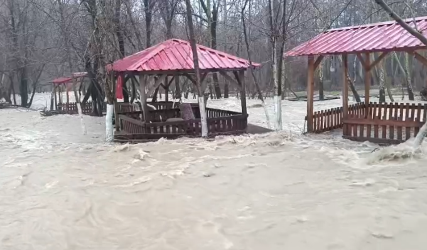 Kahramanmaraş’ta doğal afet alarmı: Dereler taştı, yollar kapandı!