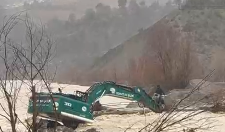 Kahramanmaraş'ta Mahsur Kalan Vatandaş İş Makinesiyle Kurtarıldı!