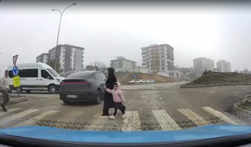 Yaya geçidinde pes dedirten görüntü!