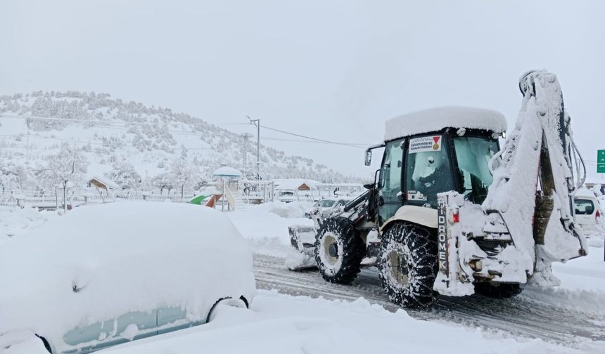 Kahramanmaraş'ta Yüksek Kesimlerde ve İlçelerde Kar Temizliği Devam Ediyor