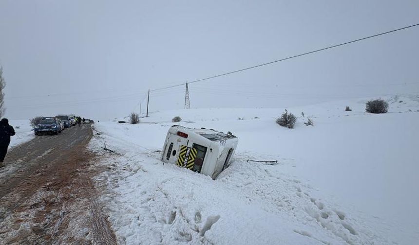 Sivas'ta öğrenci servisi devrildi: 10 yaralı