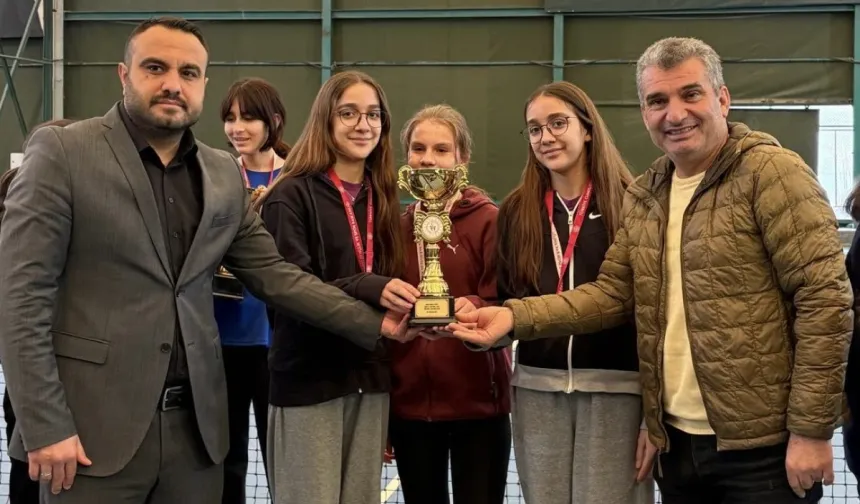 Ömer Faruk Arıkan Ortaokulu Kort Tenisinde İl İkincisi Oldu