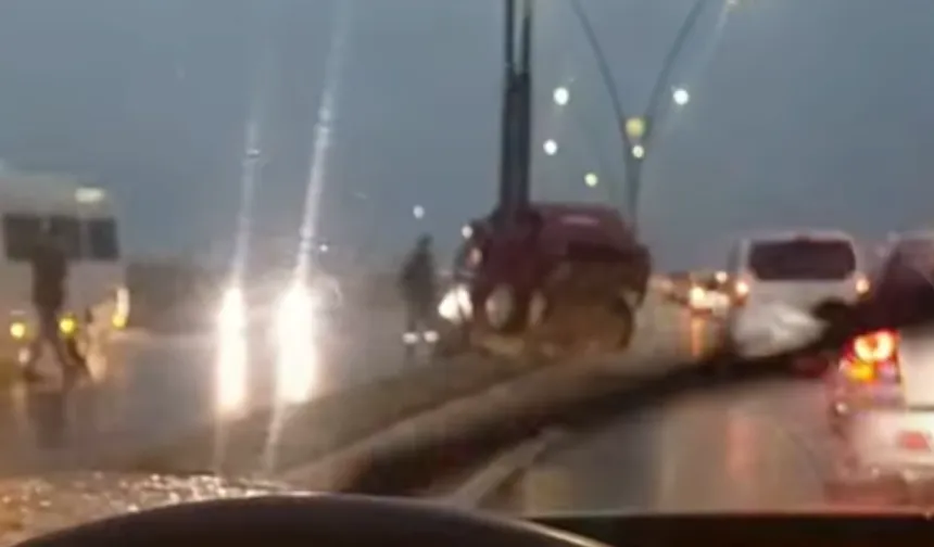 Önsen Köprüsü'nde Feci Kaza: Otomobil Elektrik Direğine Çarptı