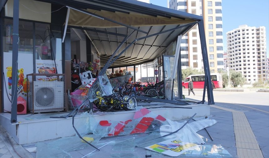 Mersin'de kaza yapan minibüsün iş yerine girmesi kamerada