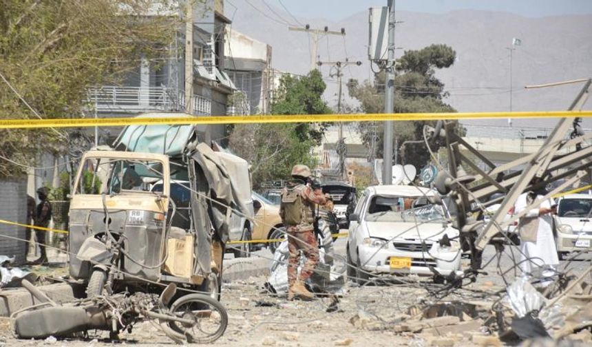 Pakistan'da cuma namazı sırasında patlama: Çok sayıda ölü var!