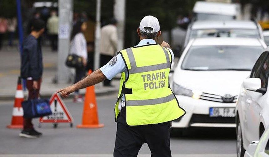 Mersin'de yaya yürüyüş alanlarında motosiklet süren aday sürücüye para cezası verildi