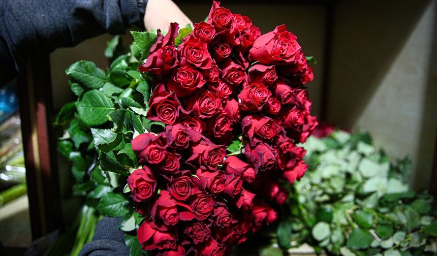 Renk cümbüşüne dönen çiçek mezatlarını Kadınlar Günü heyecanı sardı