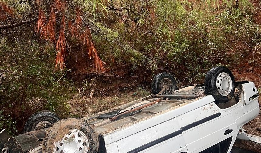 Adana'da şarampole yuvarlanan otomobildeki 4 kişi yaralandı
