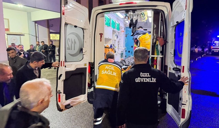 Adıyaman'da dere yatağına devrilen otomobildeki 2'si ağır 5 kişi yaralandı