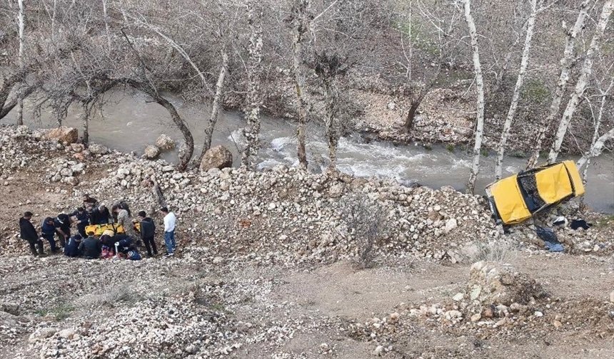 Adıyaman'da devrilen otomobildeki 3 kişi yaralandı