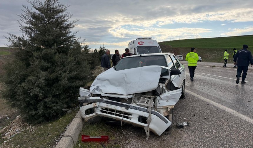 Adıyaman'da otomobil ile hafif ticari aracın çarpıştığı kazada 5 kişi yaralandı