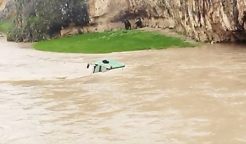 Adıyaman'da sele kapıldıktan sonra yüzerek çıktıkları mağarada mahsur kalan 4 kişi kurtarıldı
