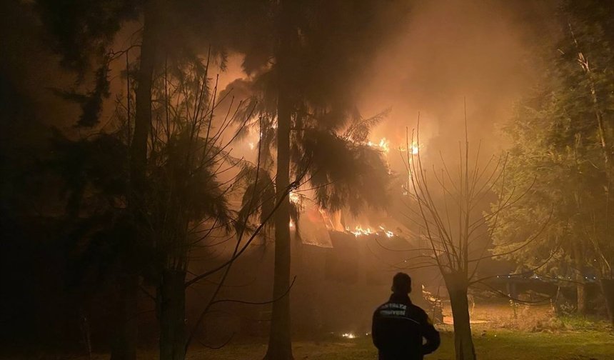 Antalya'da zincir markette çıkan yangın hasara yol açtı