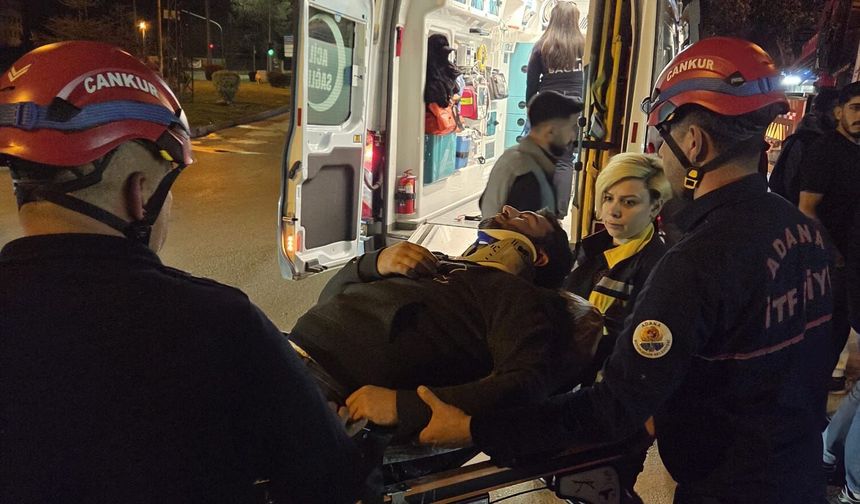 Ceyhan'da kaldırıma çarpan otomobilin sürücüsü yaralandı