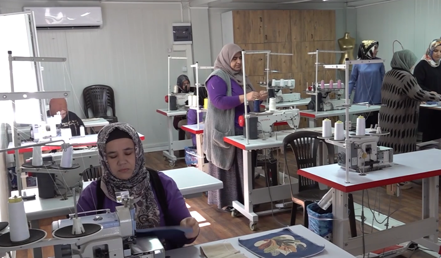 ADEM Kurslarıyla Kadınlar Hem Meslek Öğreniyor Hem De Üretime Katılıyor