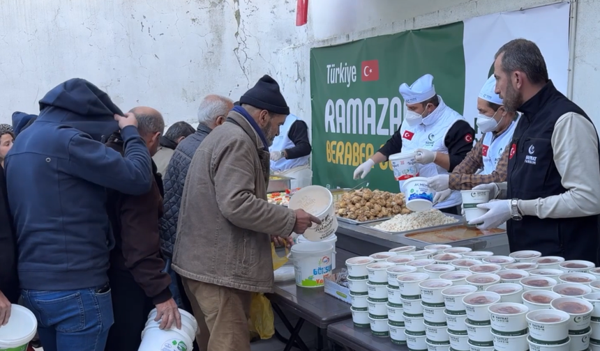 Hayrat İnsani Yardım Derneği Kahramanmaraş'ta günde 1200 kişilik iftarlık dağıtıyor