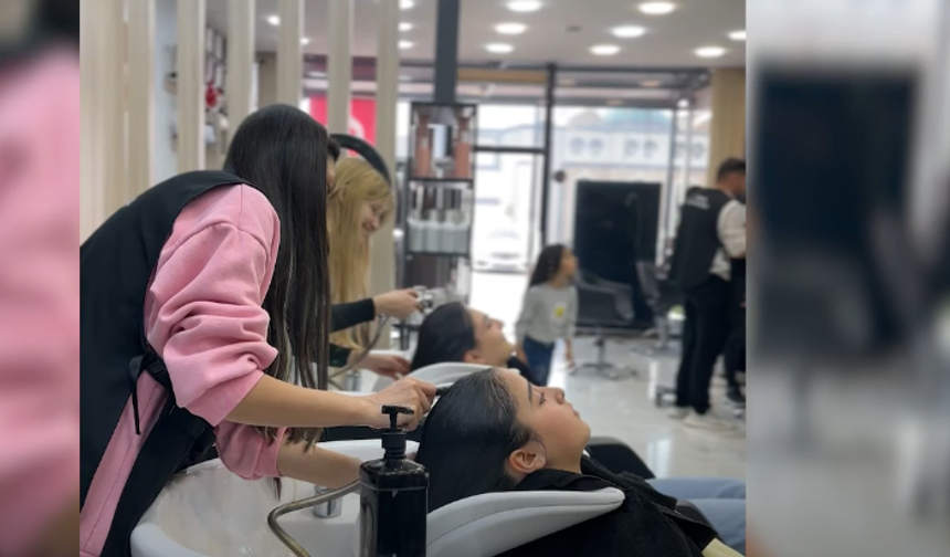 Yetim kız çocuklarına bayram öncesi saç bakımı