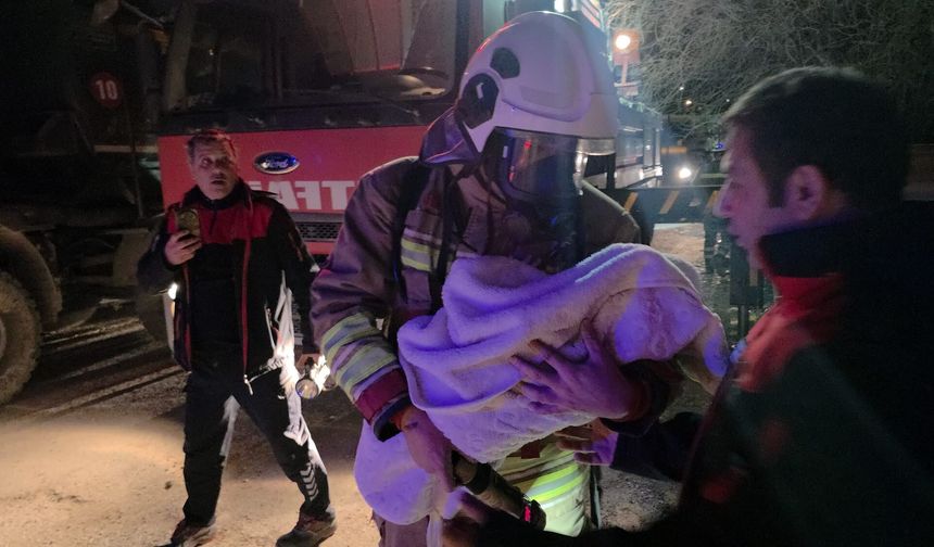 Hatay'da 5 katlı binada çıkan yangında mahsur kalan 30 kişi kurtarıldı