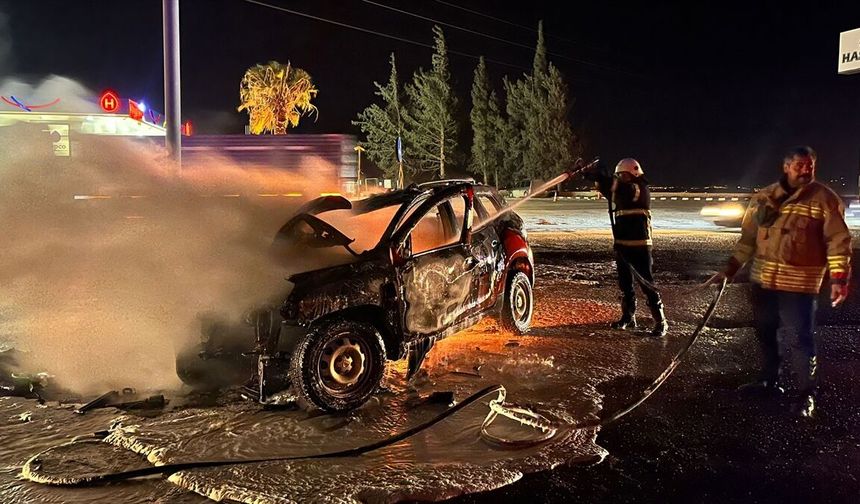 Hatay'da kaza yapan otomobilde çıkan yangın söndürüldü