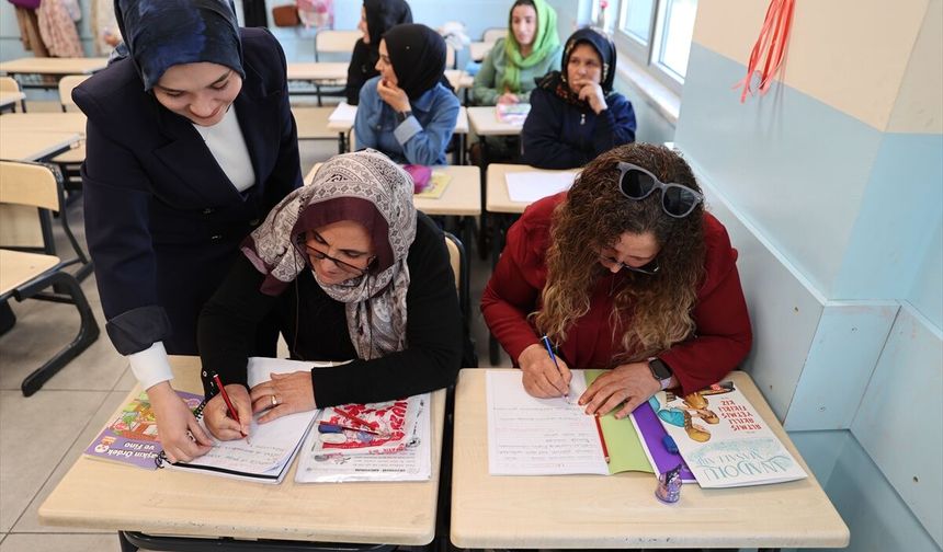 İki kız kardeş 40 yaşından sonra aynı sırada okuma yazma öğreniyor
