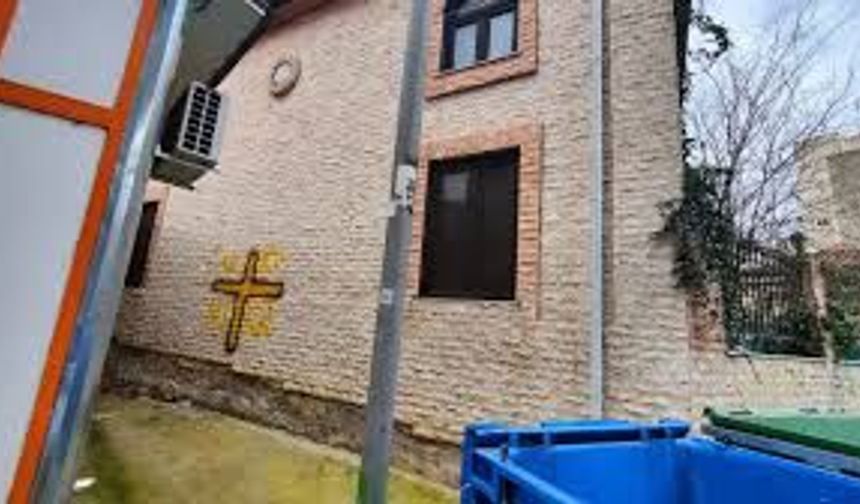 Batı Trakya'da cami duvarına çirkin saldırı!