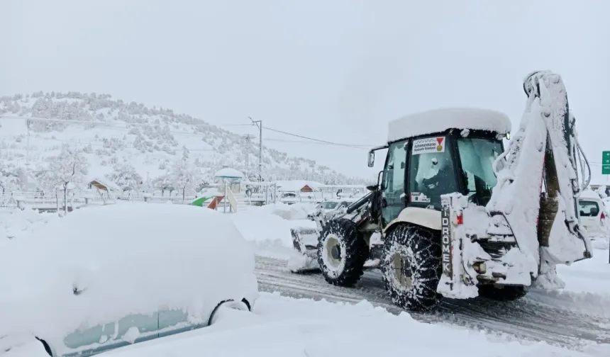 Büyükşehir Ekiplerinden Kırsalda Kar Mesaisi