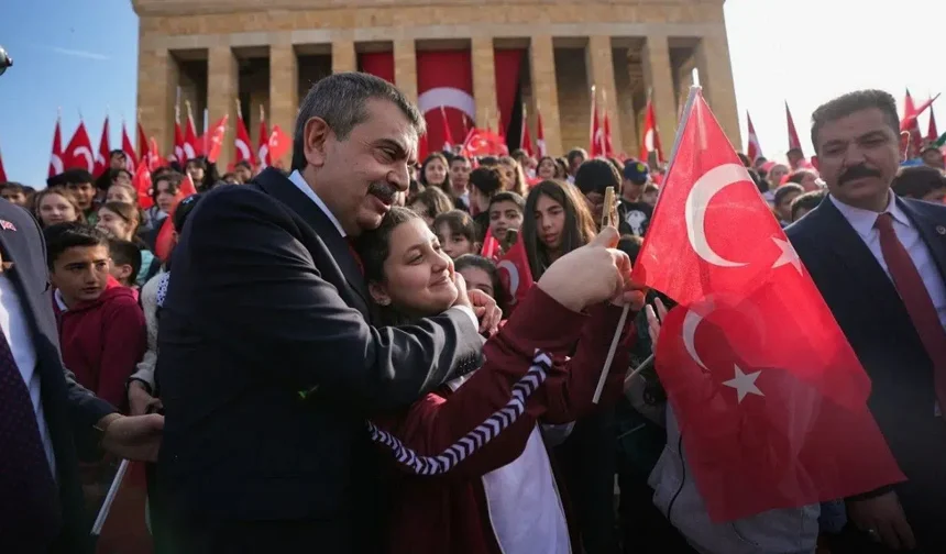 Bakan Tekin Anıtkabir'de 23 Nisan Mesajı Verdi
