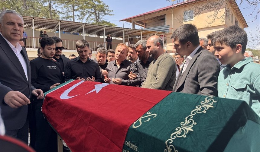 Öğrencilerine Siper Olan Fedakar Öğretmen Ayla Kara Dualarla Uğurlandı