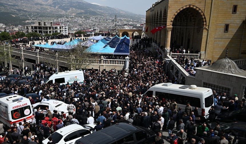 Kahramanmaraş’ta Yürek Yakan Veda: Türk Bayraklarına Sarılı Tabutlar Toprağa Verildi