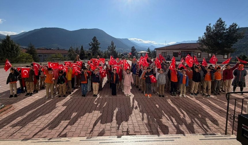 Türkiye Yasta: Kahramanmaraş’taki Şehitler İçin Okullarda Tören Düzenlendi!