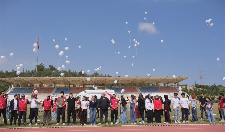 Mersin'de Kızılay gönüllüleri okul saldırısında hayatını kaybedenleri gökyüzüne balonlar bırakarak andı
