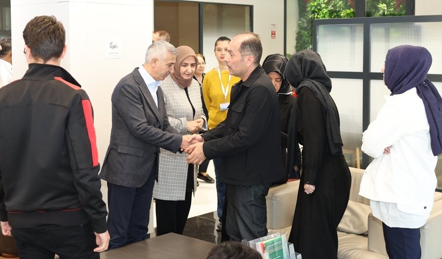 Vali Ünlüer ile Prof. Dr. Solaroğlu, okul saldırısında yaralanan öğrencileri hastanede ziyaret etti