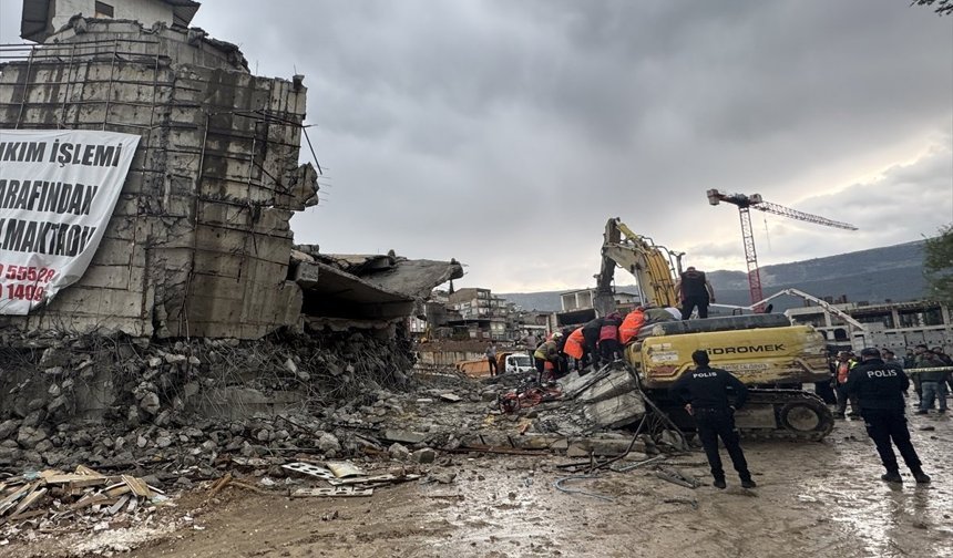 Kahramanmaraş'ta Yıkım Esnasında İş Makinesi Enkazda Kaldı: 1 Operatör Yaralı Olarak Kurtarıldı