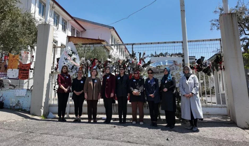 Ulusal Kadın Yazarlar Derneği’nden Ayser Çalık Ortaokulu Önünde Duygusal Anma